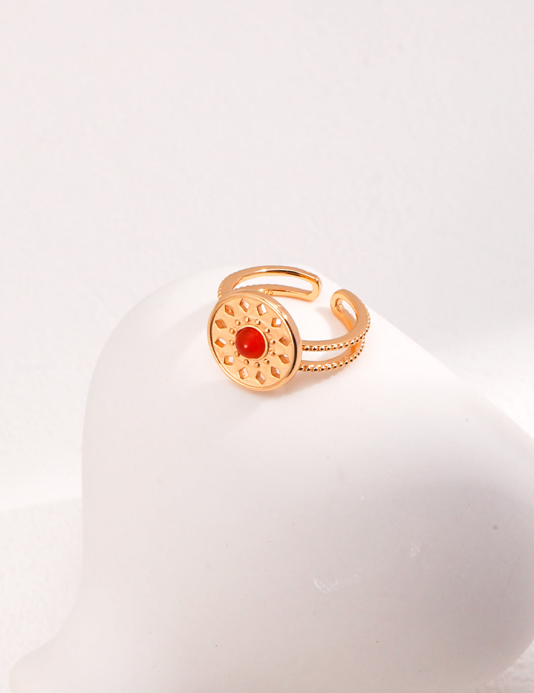 Roman Totem Agate Ring Classic Elegance and Warmth