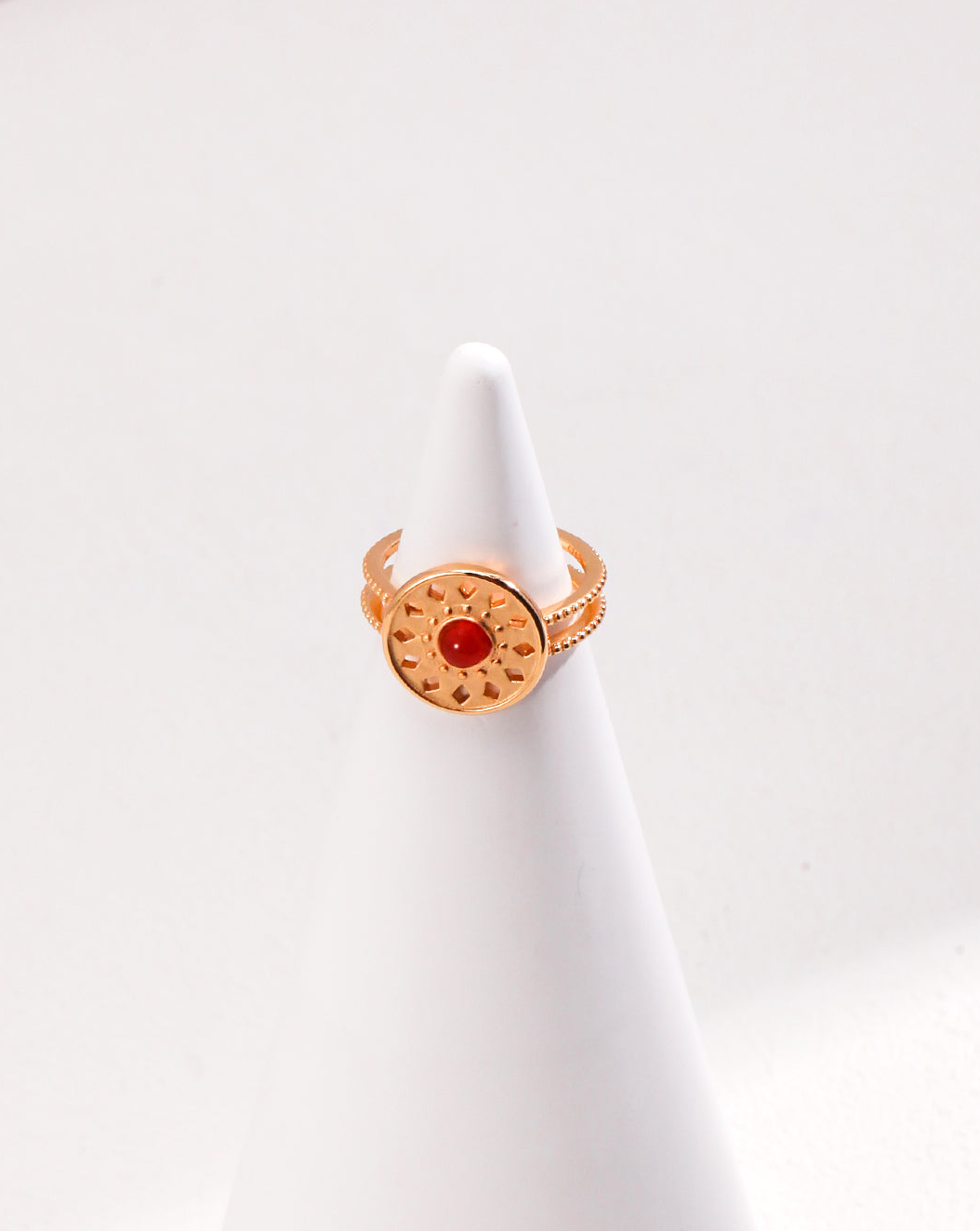 Roman Totem Agate Ring Classic Elegance and Warmth