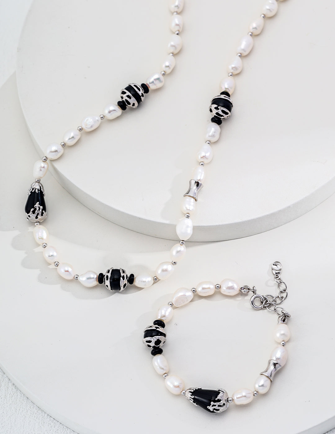 Chic Pure Silver Pearl Necklace with Black Onyx